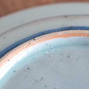 砥部焼・中田窯　よろけ縞のリム付皿（5寸）の窯印