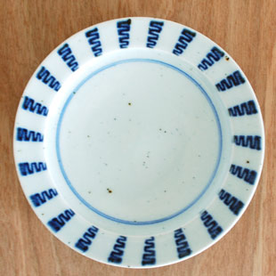 砥部焼・中田窯　よろけ縞のリム付皿（5寸）を上から見て