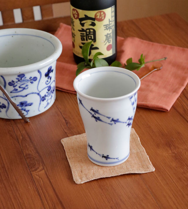 焼酎のアイスペールやボトルと合わせた晩酌のセッティング