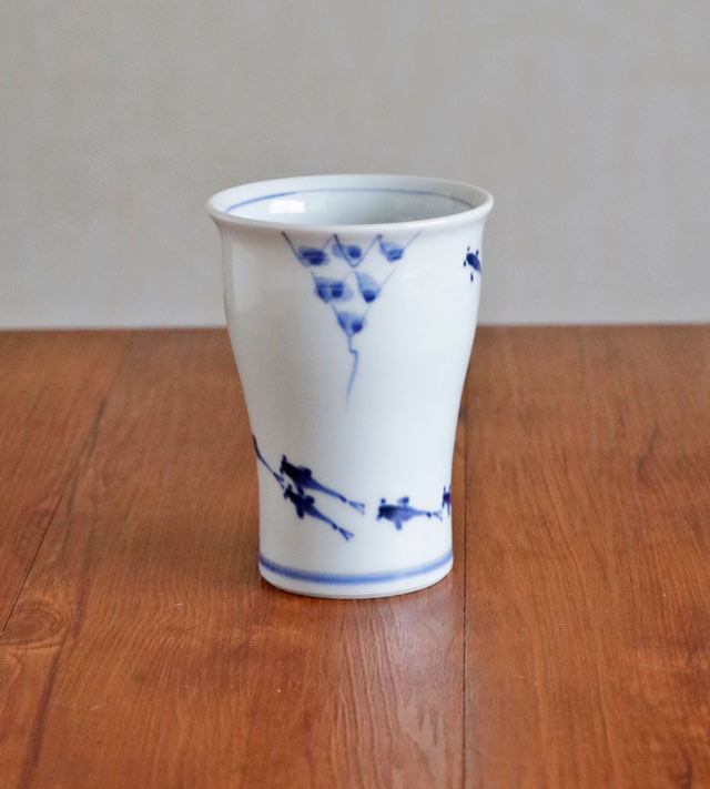 水草とめだかがバランスよく描かれた正面の写真