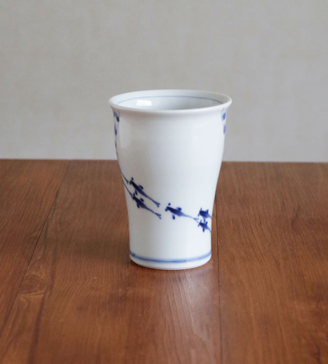 めだかが泳ぐ側面の写真