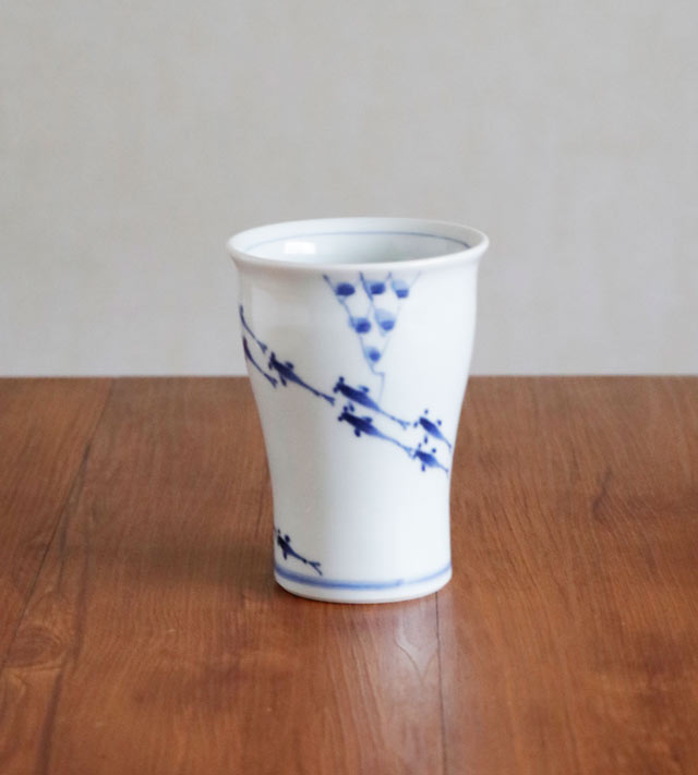 水草から伸びやかに泳ぎ出すめだかの配置