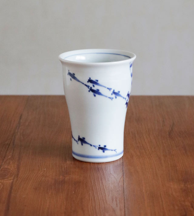 器全体の流れを感じさせる絵付けの側面
