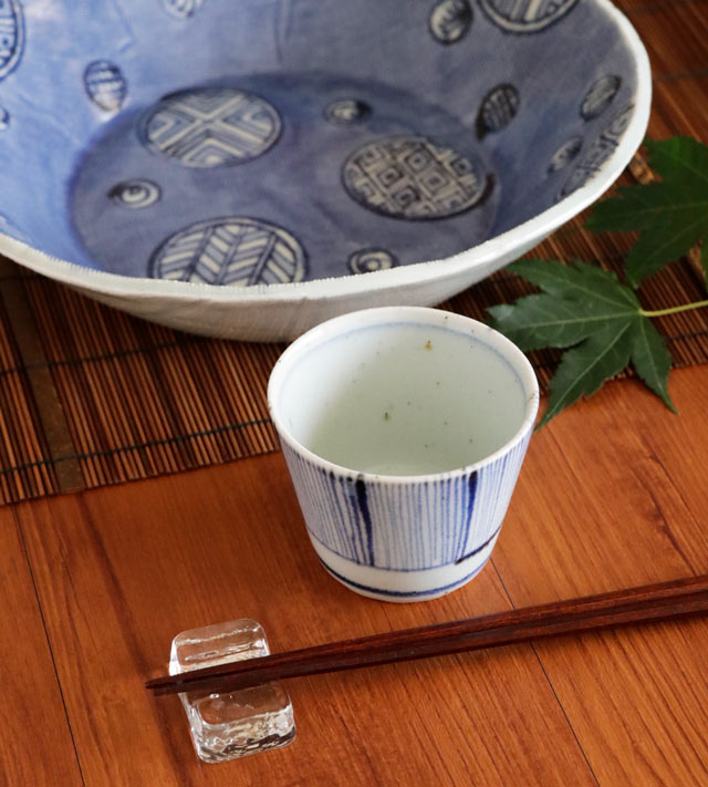 涼やかな竹すだれと合わせた食卓のセッティング