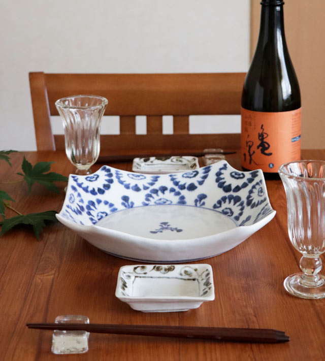 お酒の席を中心に美しく引き立てる呉須花の9寸隅切皿