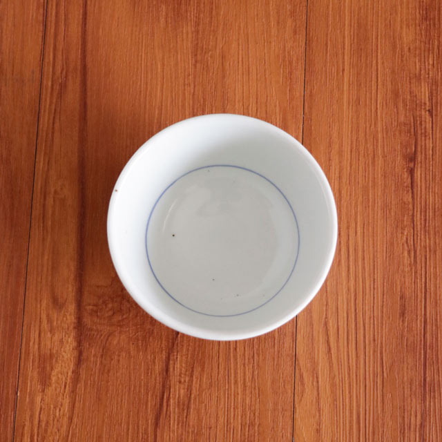 真上から見た椿の反茶碗