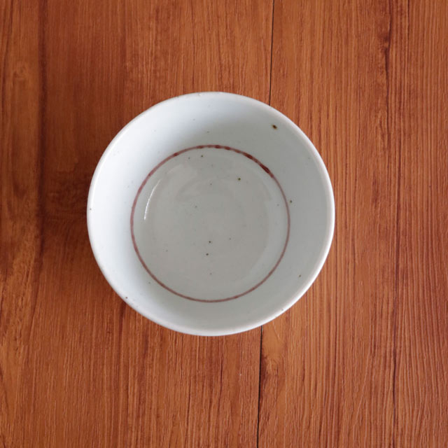 真上から見た草文の反茶碗
