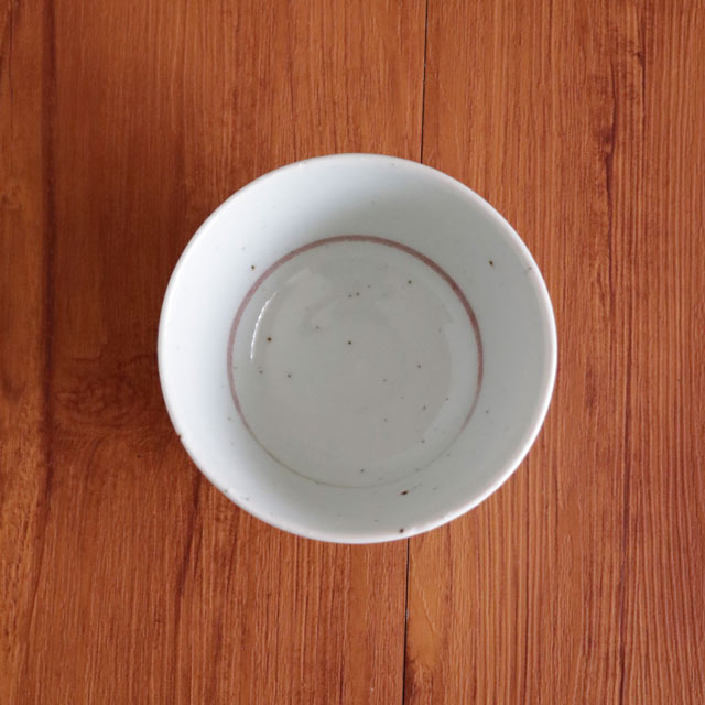 真上から見た草文様の反茶碗