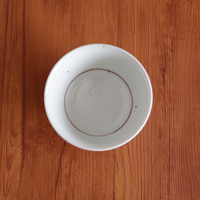 真上から見た赤唐草紋の反茶碗