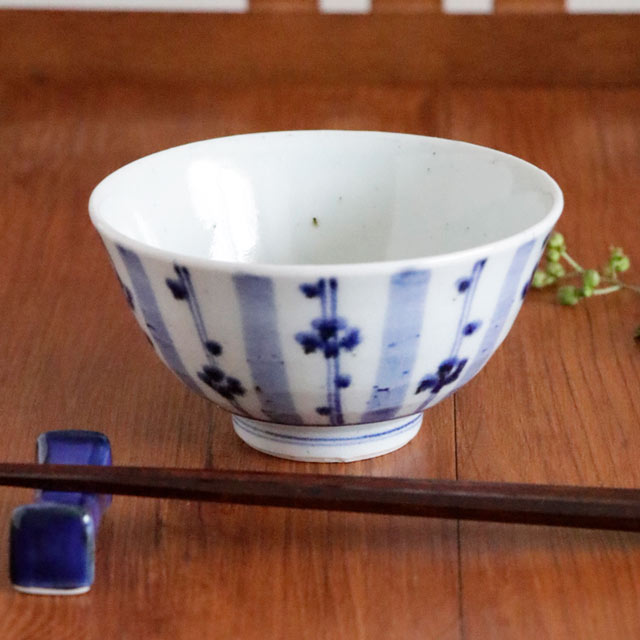 だみ染付花の茶碗 正面