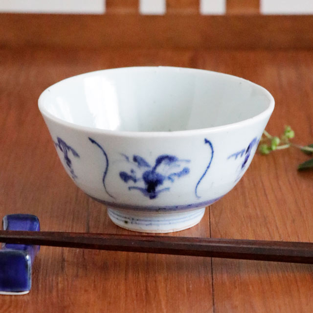 染付花草紋の茶碗 正面