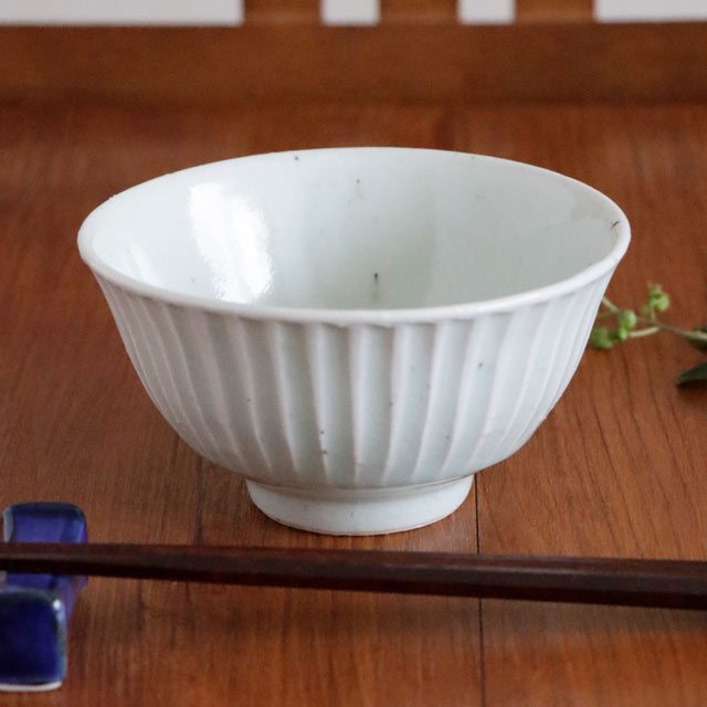 白磁しのぎの反茶碗 正面