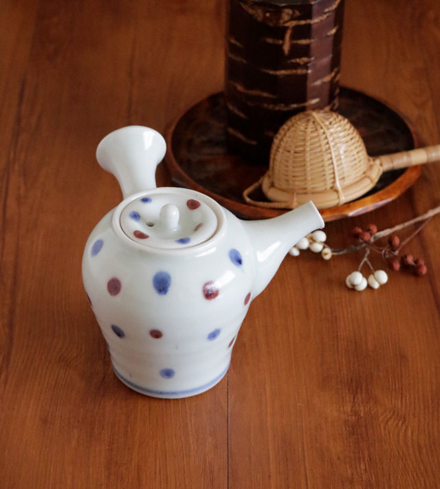茶筒や茶こしと並べた食卓風景