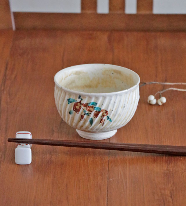 しのぎ色絵の丸碗 箸を添えた配置