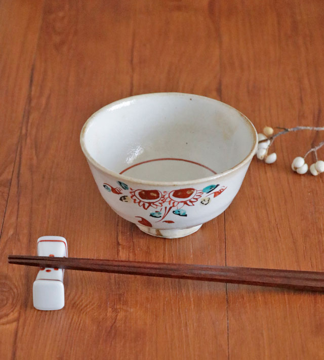化粧色絵の茶碗 箸を添えた配置