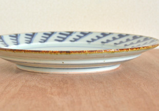 砥部焼・中田窯　波模様のリム付皿(8寸)を横から見て