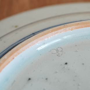 砥部焼・中田窯　よろけ縞のリム付皿(8寸)の窯印
