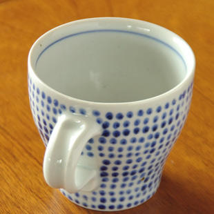 砥部焼・中田窯　ドット模様のマグカップの持ち手側