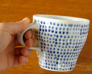 砥部焼・中田窯　ドットも模様のマグカップを手に持って