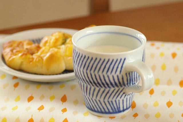 砥部焼の和食器 中田窯のマグカップ 【砥部工房 からくさ】
