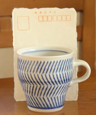 砥部焼・中田窯　はけめ模様のマグカップをはがきと比較して