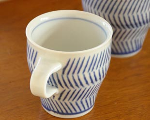 砥部焼・中田窯　はけめ模様のマグカップの持ち手