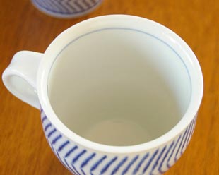 砥部焼・中田窯　はけめ模様のマグカップの中