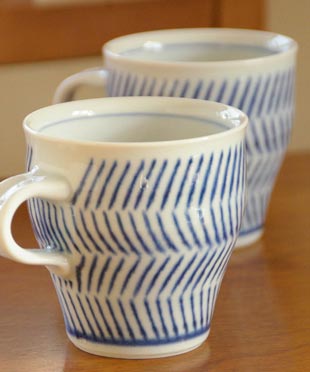 砥部焼・中田窯　はけめ模様のマグカップを横から見て
