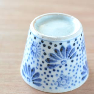 砥部焼・中田窯 古布文のそばちょこ(小)を伏せて