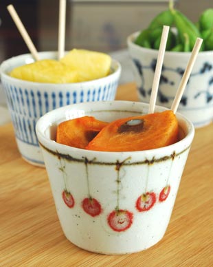 砥部焼　吊るし柿のそばちょこに柿を