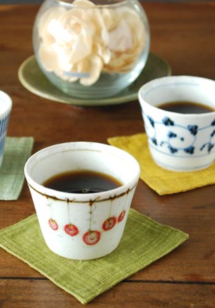 砥部焼・中田窯　吊るし柿のそばちょこにコーヒーを