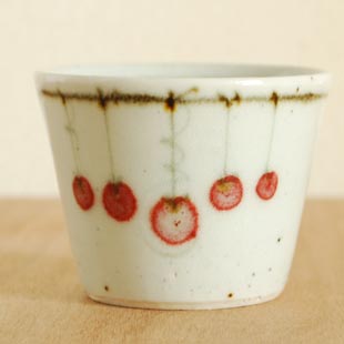 砥部焼・中田窯　吊るし柿のそばちょこを横から見て