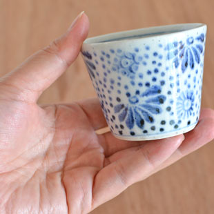砥部焼・中田窯 古布文のそばちょこ(小)を手に持って