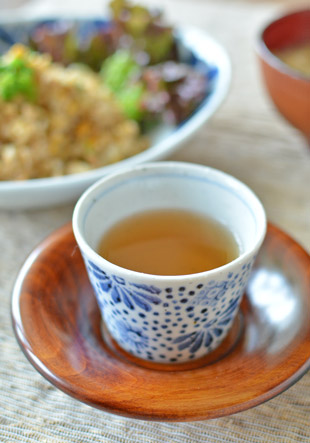 中田窯 古布文のそばちょこ(小)にお茶を