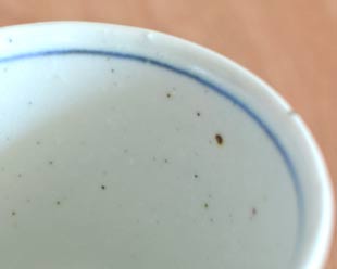 砥部焼・中田窯 三色格子のそばちょこの縁部分