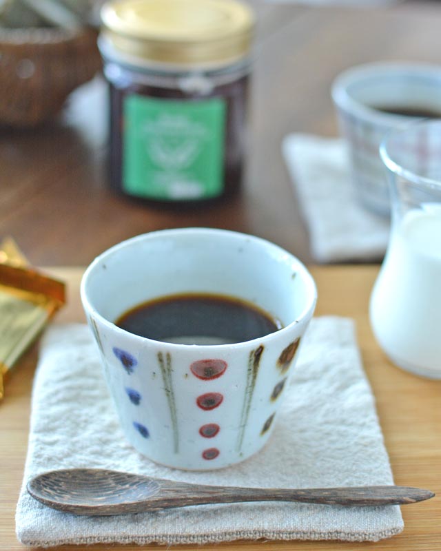 砥部焼 三色水玉のそばちょこ(小)にコーヒーを
