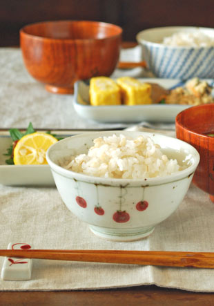 砥部焼・中田窯　吊るし柿の茶碗に麦ごはんを