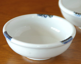 砥部焼　白いギザギザ小鉢(3.5寸)