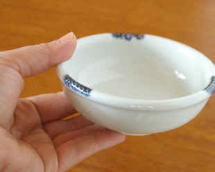 砥部焼・向井窯　白いギザギザ小鉢(3.5寸)を手に持って