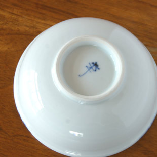 砥部焼・向井窯　白いギザギザ小鉢(3.5寸)の裏面