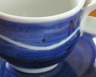 砥部焼・向井窯　青いコーヒーカップの絵付け
