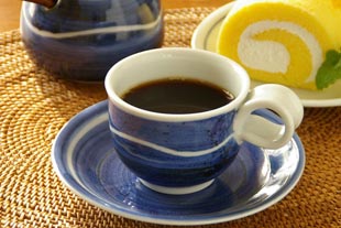 向井窯　青いくねくねティーカップに紅茶を