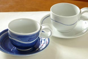 砥部焼・向井窯　青いコーヒーカップと白いコーヒーカップ