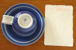 砥部焼・向井窯　青いコーヒーカップをはがきと比較して