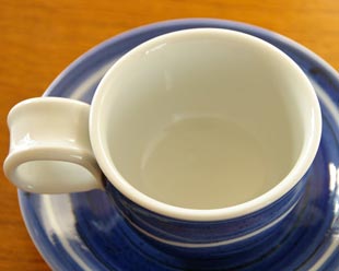 砥部焼・向井窯　青いコーヒーカップを上から見て