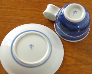 砥部焼・向井窯　青いコーヒーカップの底面