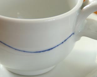 砥部焼・向井窯　白いコーヒーカップの絵付け