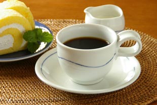 砥部焼・向井窯　白いコーヒーカップにコーヒーを入れて