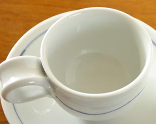 砥部焼・向井窯　白いコーヒーカップを上から見て