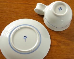 砥部焼・向井窯　白いコーヒーカップの底面